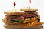 Roast beef sandwich, halved, with crisps