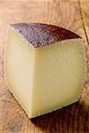 Morceau de Pecorino sur fond en bois