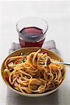 Spaghetti aux piments séchés, verre de vin rouge