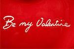 Die Worte Be my Valentine auf roten Platte (Nahaufnahme)