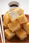 Cubes de tofu pané avec sauce de soja (Asie)