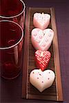 Bougies en forme de cœur et lunettes rouges pour la Saint Valentin