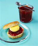 Scone mit Clotted Cream und Erdbeermarmelade