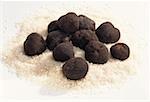 Plusieurs truffes noires se trouvant sur le riz