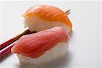 Nigiri sushis avec des baguettes de thon et saumon