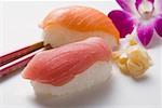 Nigiri Sushi mit Thunfisch und Lachs und erhaltenen Ingwer