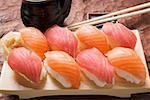 Nigiri sushi et gingembre conservé à bord de sushi