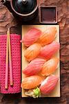 Nigiri sushi au thon et saumon sur planche de sushi