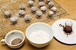 Biscuits aux noisettes avec le cacao et la noix de coco râpée