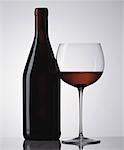 Glas Wein und roten Flasche Rotwein