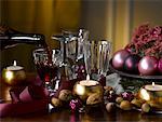 Table avec décorations de Noël et de vin rouge
