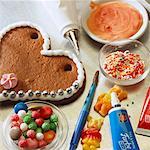 Decorating a Lebkuchen heart with icing, sugar pearls etc.