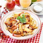 Kaiserschmarrn (des Kaisers Pfannkuchen) mit gedünstetem Apfel