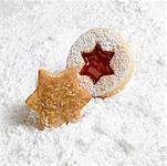 Star cannelle et biscuit Linzer sur le sucre à glacer