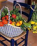 Sac de fruits et légumes sur une chaise