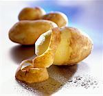 Pelées à la moitié des pommes de terre « Bintje »