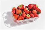 Erdbeeren in einem Kunststoffgefäß