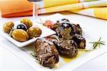 Feuilles de vigne farcies et olives