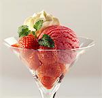 Sundae de crème glacée à la fraise
