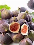 Fresh figs in a heap