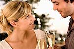 Homme et femme tinter les verres de champagne