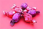 Bonbons dans les wrappers roses et violets