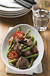 Roast beef with asparagus and tomatoes