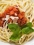 Spaghetti Bolognese mit Basilikum und Parmesan