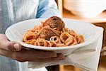 Spaghetti avec boulettes de viande et sauce tomate