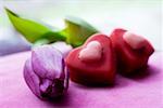 Deux chocolats en forme de coeur avec purple tulip