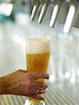Verser un verre de bière de froment d'enfoncement