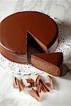 Sachertorte (gâteau au chocolat autrichien) avec un morceau coupé