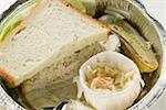 Thunfisch-Sandwich mit Krautsalat und Gurke in Lunch-box
