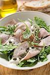 Vitello Tonnato mit Kapern und Rucola