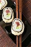 Maki Sushi mit Thunfisch, Gurke und avocado