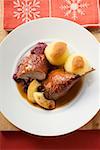 Canard avec des boulettes de pommes de terre et le chou rouges de Noël