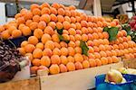 Un tas d'abricots dans un marché