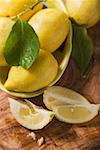 Zitrone Keile und Zitronen mit Blättern