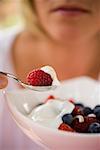 femme mangeant muesli fruits avec yogourt