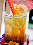 Tequila Sunrise avec cubes de glace et de citron