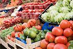 Étal de marché avec des légumes frais et salade