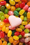 Bonbons colorés & coeur de sucre rose pâle (full-frame)
