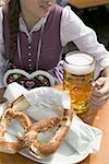 Femme avec des litres de bière et de bretzels à l'Oktoberfest