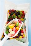 Bonbons colorés dans un sac en plastique avec boule