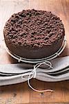 Crumble au chocolat gâteau sur une grille de gâteau