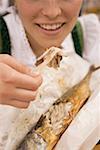 Frau Essen Steckerlfisch (Fisch auf Stock, Oktoberfest, München)