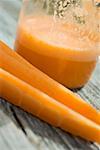 Verre de jus de carotte et de carottes fraîches