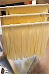 Pâtes artisanales ruban, suspendre pour sécher