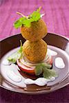 Falafel (boulettes de pois chiche) avec sauce tomate et yaourt