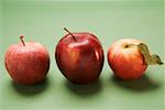 Trois pommes rouges, variétés Stark et Elstar
